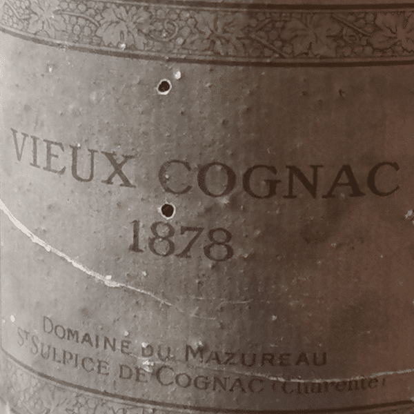 Gros plans de l'etiquette de la bouteiile de Cognac Mazureau